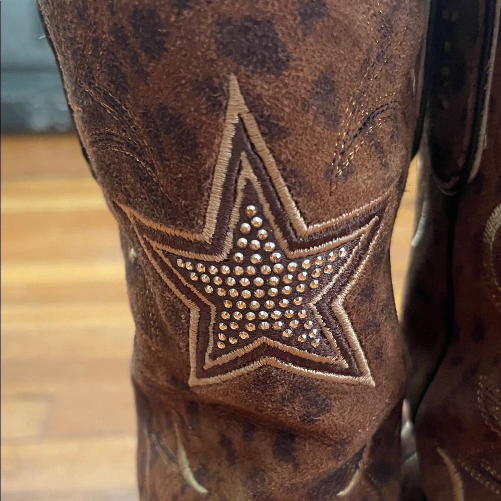 Lucchese “Dallas Cowboys” Leopard Boots with Embroidery & Rhinestone Star - Picture 9 of 13